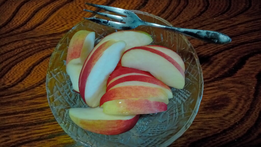 りんご夏あかりを食べる